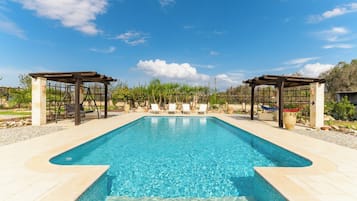 Piscina externa sazonal, espreguiçadeiras