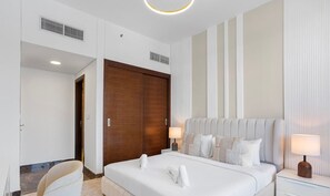 1 bedroom, desk, iron/ironing board, travel cot - Chic 1 Bedroom with Stunning Creek View in Sparkle (Dubai)