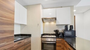 Een moderne keuken met een gasfornuis, oven en magnetron.