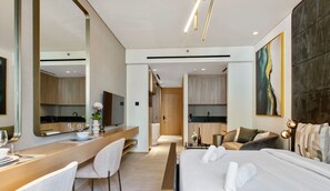 1 soverom, skrivebord, strykejern/-brett og reiseseng for barn