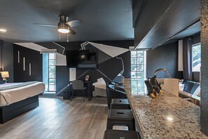 Een bureau, een strijkplank/strijkijzer, reisbedje, gratis wifi