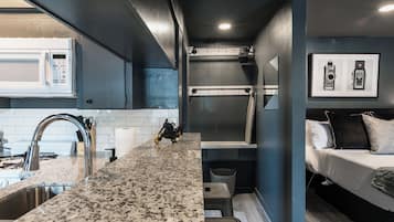 CafetiÚre/bouilloire, blender, produits de nettoyage écologiques fournis