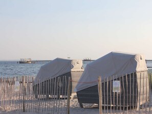 Une plage dotée d’espaces de repos abrités et d’une clôture en bois.