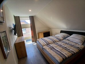 2 bedrooms, iron/ironing board, WiFi