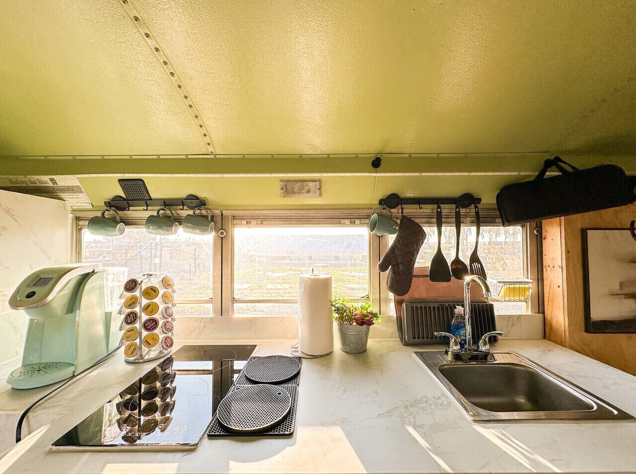 Frigorífico, microondas, placa de cocina y cafetera o tetera