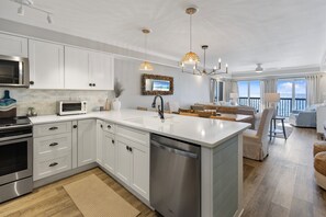 Frigorifero, microonde, forno, piano cottura