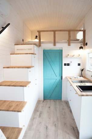 Private kitchen. Tiny House Le Poulailler