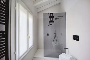 Shower, free toiletries, hair dryer, bidet