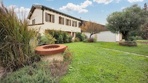 Ein zweistöckiges Gebäude mit einem Vorgarten.