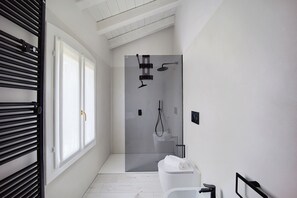 Douche, articles de toilette gratuits, sèche-cheveux