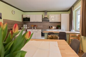 Private kitchen - Chalet Charlotte is situated at the Grossglockner Road, south of Zell am See. (Fusch an der Großglocknerstraße)