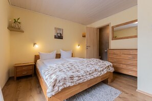 8 bedrooms, WiFi, bed sheets - Chalet Charlotte is situated at the Grossglockner Road, south of Zell am See. (Fusch an der Großglocknerstraße)