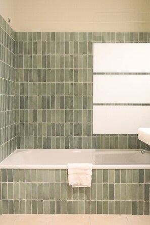Haartrockner, Handtücher, Seife, Toilettenpapier