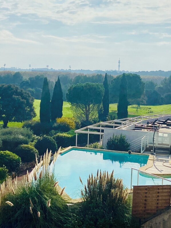 Outdoor pool - Aparthotel (2 to 4 people) Golf side, with view of the greens (Juvignac)