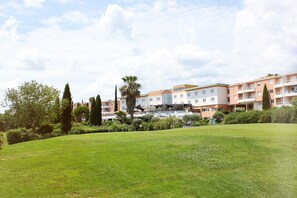 Golf - Aparthotel (2 to 4 people) Golf side, with view of the greens (Juvignac)