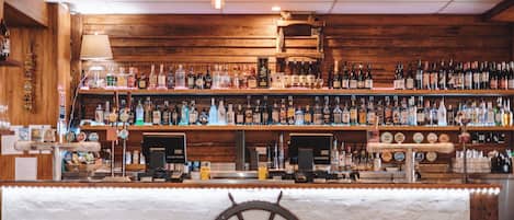 3 bars/lounges