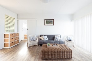 Habitación, 2 habitaciones | Zona de estar | Smart TV de 55 pulgadas con canales digitales