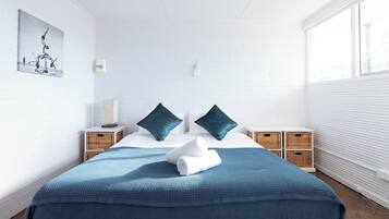 Iron/ironing board, bed sheets