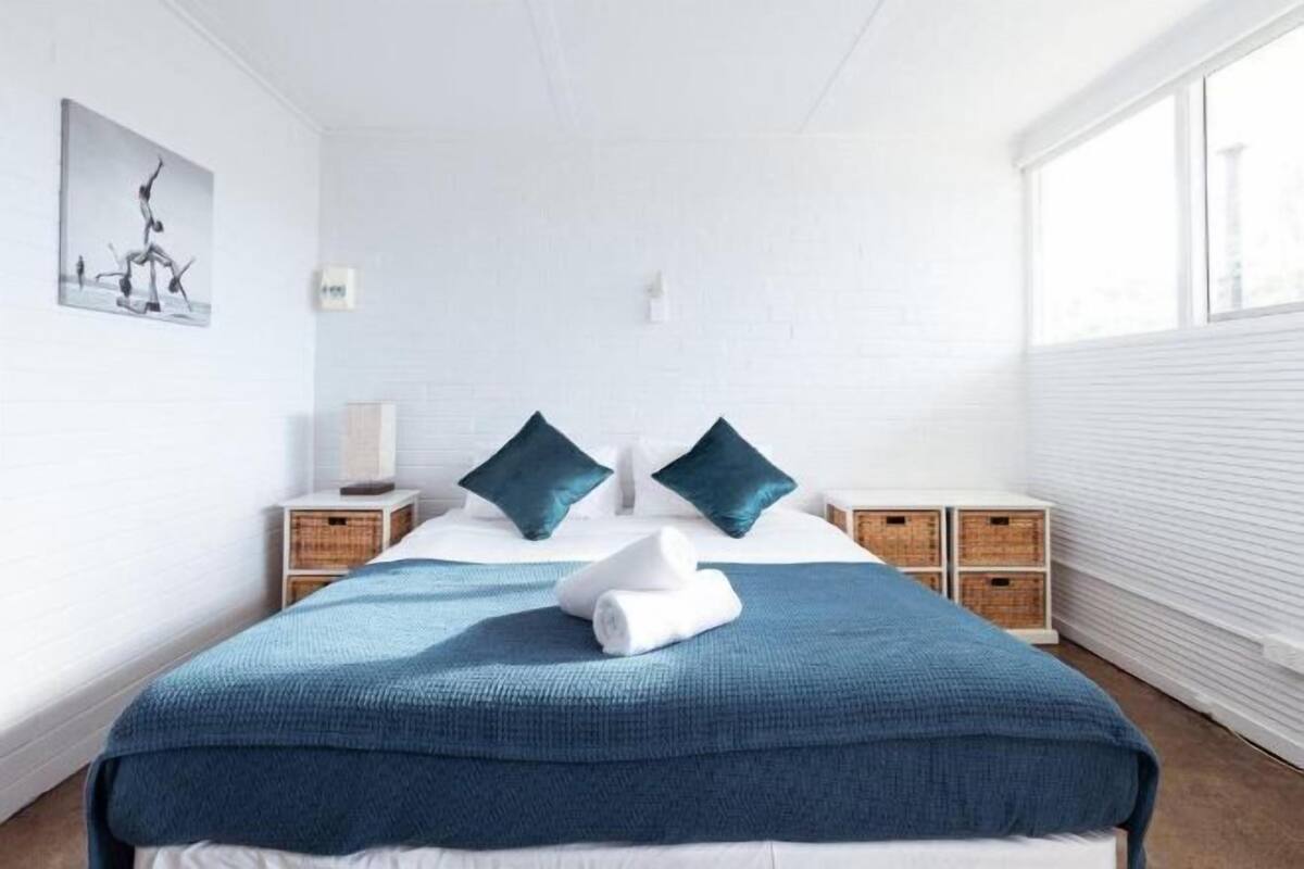 Iron/ironing board, bed sheets