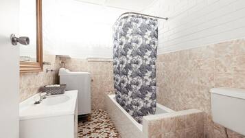 Room, 2 Bedrooms | Bathroom | Hair dryer, towels, soap, shampoo