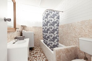 Kamer, 2 slaapkamers | Badkamer | Een haardroger, handdoeken, zeep, shampoo