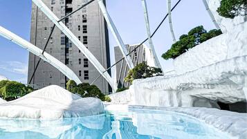 2 outdoor pools
