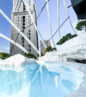 2 outdoor pools