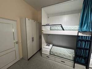 Schallisolierte Zimmer, kostenloses WLAN, Bettwäsche