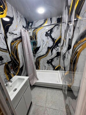 Dusche, Hausschuhe, Handtücher, Seife