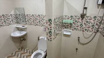 Deluxe Double Room | Bathroom | Shower, towels, soap, shampoo
