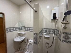 スタンダード ダブルルーム | バスルーム | シャワー、タオル、石鹸、シャンプー