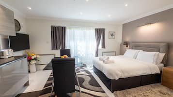 Classic Studio, Patio | 2 bedrooms, free WiFi