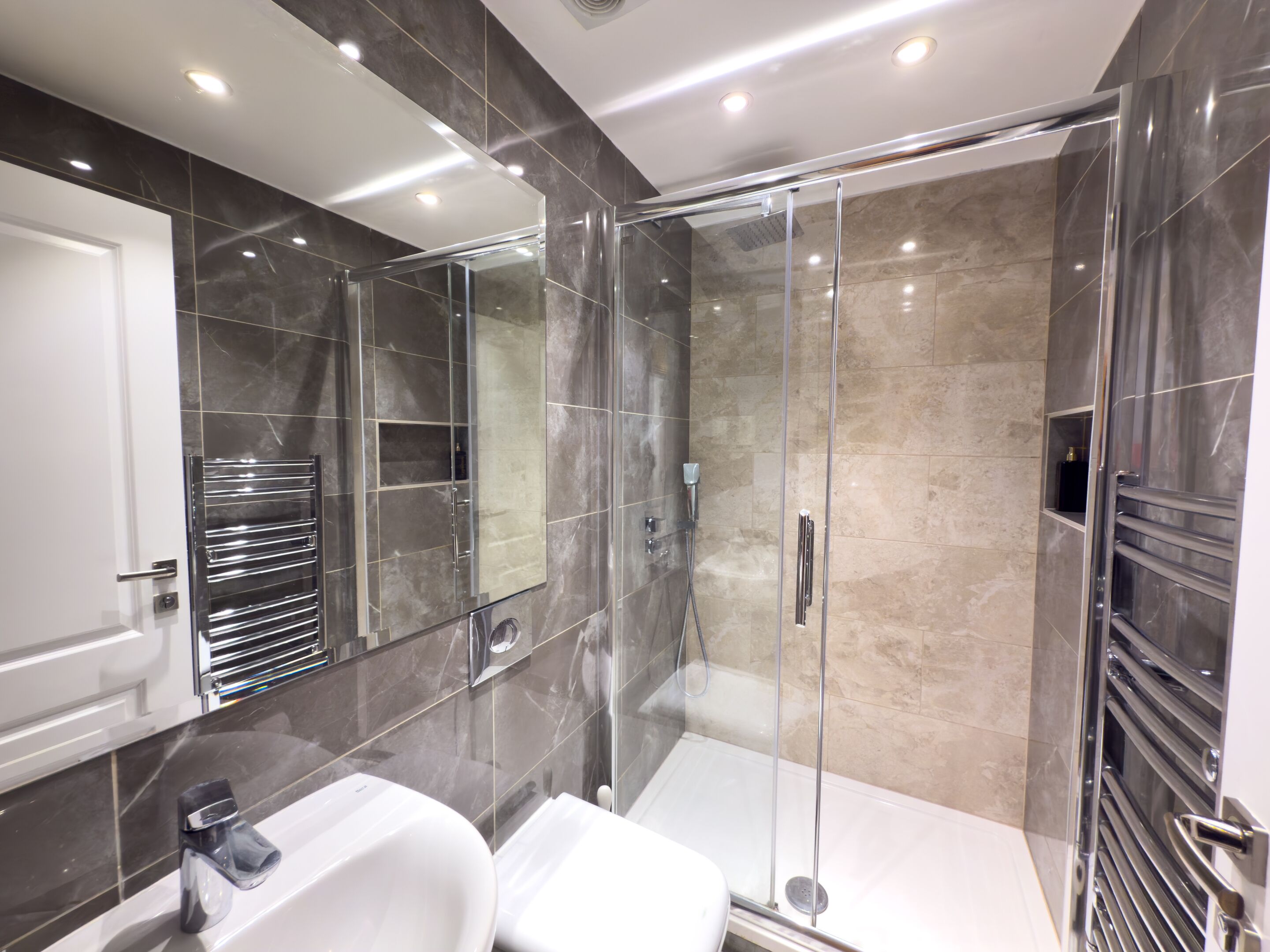 Appartement Standard | Salle de bain | Douche, articles de toilette (gratuits), séchoir à cheveux