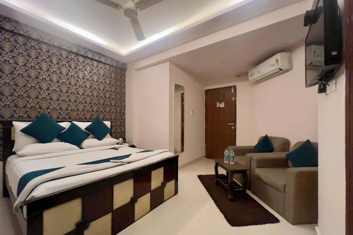 Une chambre d’hôtel équipée d’un lit, d’un canapé, d’une table basse et d’un appareil de climatisation.