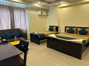 ห้องดีลักซ์ทริปเปิล, 1 ห้องนอน | โต๊ะทำงาน, พื้นที่ทำงานแบบใช้แล็ปท็อป, Wi-Fi ฟรี, ผ้าปูที่นอน