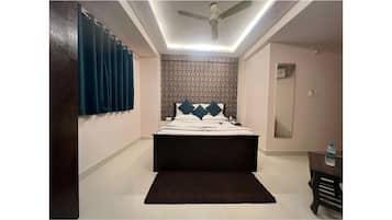 Desk, laptop workspace, free WiFi, bed sheets