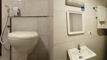 Un baño con inodoro, lavabo y ducha.