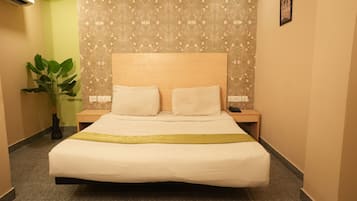 Bộ đồ giường cao cấp, chăn bông, minibar, bàn