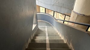 Una escalera con barandilla que lleva a un piso superior.