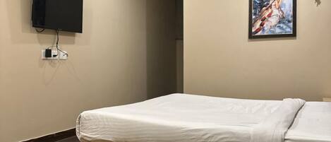 Deluxe Tek Büyük Yataklı Oda | Kaliteli yatak takımı, kuştüyü yorgan, minibar, masa