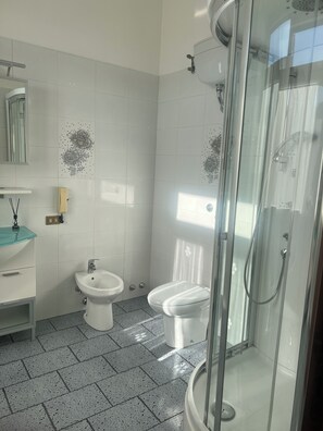 Haartrockner, HandtĂŒcher, Toilettenpapier