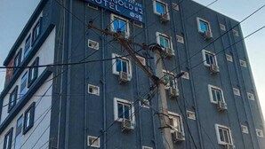 Un hotel de varios pisos con un letrero llamativo que dice Marigold Hotel #2.
