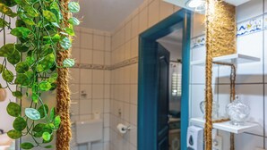 Ein Badezimmer mit Toilette, Waschbecken und Dusche.