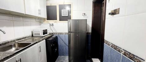 Réfrigérateur, micro-ondes, plaque de cuisson