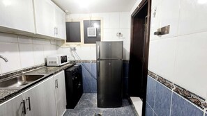 Kjøleskap, mikrobølgeovn, kokeplater og kjøkkenutstyr