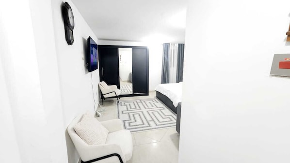 1 soverom, safe på rommet og wi-fi (inkludert)