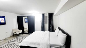 1 soverom, safe på rommet og wi-fi (inkludert)