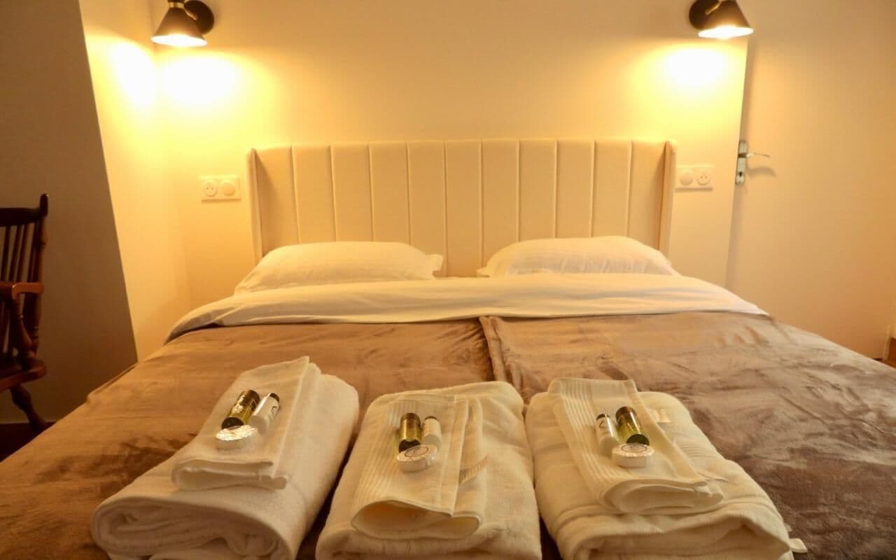 2 bedrooms, desk, iron/ironing board, WiFi