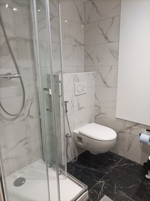 Shower, hair dryer, towels, soap - Iris Garden Cottage (Saint-Germain-en-Laye)