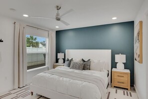 3 chambres, bureau, fer et planche à repasser, lit de bébé portatif